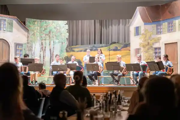 Schwyzerörgeli-Formation am Trachtenabend Meisterschwanden